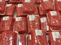 W składzie zmielone pazury i kości. Polacy nadal się zajadają