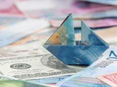 Złoty odrabia straty po wtorkowym laniu. Kurs euro spada z blisko rocznego szczytu