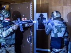 Piła: Elitarni kontrterroryści ćwiczą w budynku byłej komendy policji