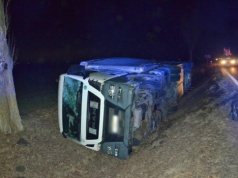 Pijany i z telefonem w ręku za kierownicą ciężarówki. Swoją jazdę zakończył w rowie. Kierujący miał 2,5 promila