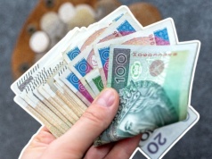 Zmiana w portfelach Polaków. Długi maleją, ale rosną problemy