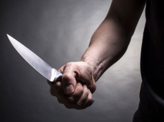 Rodzinna sprzeczka zakończona atakiem nożem. 75-latek zaatakował córkę swojej partnerki