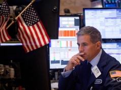 Wahania na kontraktach. Lekkie uspokojenie nastrojów na Wall Street po wyprzedaży i chaosie geopolitycznym