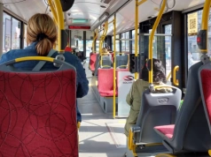 Zaatakował kontrolerów biletów. Uspokoił się dopiero, gdy założono mu kajdanki