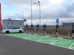 Rozbudowa infrastruktury ładowania przy drogach szybkiego ruchu. Setki punktów już działają, kolejne powstaną do 2030 roku