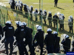 Olsztyn. Wtargnięcia na murawę i pirotechnika. Policjanci szkolili się przed piłkarską wiosną