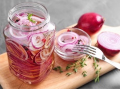 Sekret restauracyjnego smaku zamknięty w słoiku. Ta cebula zmienia smak każdego dania