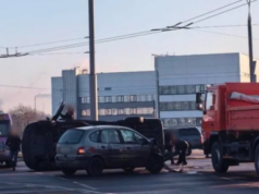 Groza na rondzie. Karawan przewrócił się po zderzeniu z samochodem osobowym, a trumna…