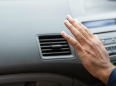 Widzisz wodę pod samochodem? Wielu kierowców nie wie, co naprawdę oznacza ten widok