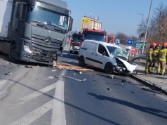 Czołowe zderzenie z ciężarówką na DK28. Dramatyczne sceny na wiadukcie
