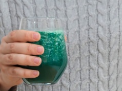 Pij, by poprawić koncentrację i pamięć. Niebieski napój dostarczy witamin