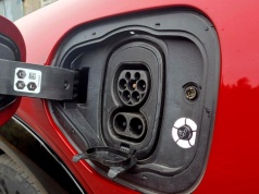 Masz elektryka z tym akumulatorem? Producent każe ładować do pełna