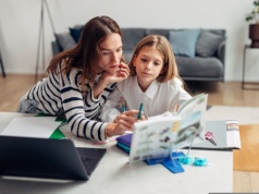 Znana para pokazała, jak pomaga dzieciom w lekcjach. Internautka: Robię to samo lewą ręką