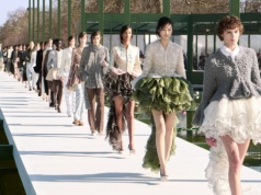 Dior tańczy nad stawem z liliami. Jonathan Anderson zamienił Ogrody Tuileries w modowy spektakl