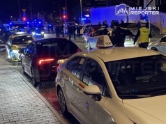 Kilkadziesiąt aut przewozu osób pod kebabem, na miejscu duże siły policji, zablokowana ulica