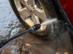 Kierowcy popełniają ten błąd na myjni bezdotykowej. Auto po chwili znów jest brudne