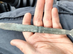 Sztylet z brązu odnaleziony podczas poszukiwań na terenach leśnych