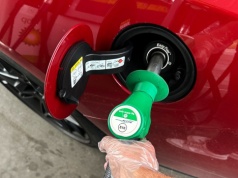 Najlepsze ceny i brak kolejek. Wiemy, o której najlepiej tankować