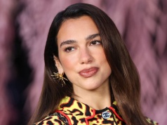 "Halo nails" to gorący trend w manicure 2026. Wylansowała go Dua Lipa