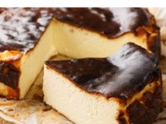 Sernik pęka przez ten błąd. Popełnia go prawie każdy w czasie pieczenia