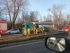 Problemy na Opolskiej. Ciężarówka z uszkodzoną naczepą blokuje ruch (Galeria)