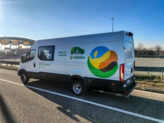 Iveco eDaily z bezprzewodową ładowarką pod podwoziem – prototyp trafił do użytku