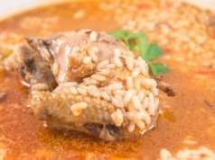 Moja babcia gotowała zupę pomidorową na tym mięsie. Do dziś pamiętam tę delikatność i smak