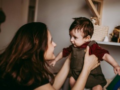 Pewność siebie buduje się latami. 5 sposobów, by wzmacniać ją już u niemowlaka