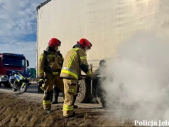 Mundurowi zapobiegli pożarowi. Ugasili płomienie, zanim te zajęły cały pojazd