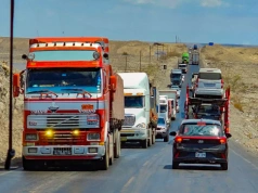 Ciężarówki z kilku kontynentów pracujące obok siebie – transportowy krajobraz Peru