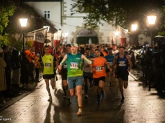 Będą biegać nocą po Starym Sączu. Dla każdej Kingi pakiet startowy jest bezpłatny