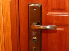 Koniecznie zrób to z drzwiami na wiosnę. Minuta roboty i dwa problemy z głowy