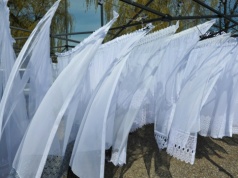 Firanki będą lśniąco białe aż do świąt. Wystarczy, że namoczysz je w tym