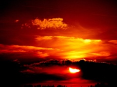 Pył saharyjski dotrze do Polski. W weekend możliwe zmętnienie nieba i intensywne zachody słońca