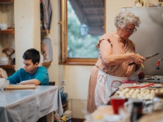 Matki narzekają brak czasu. "Do końca życia będę wdzięczna teściowej"