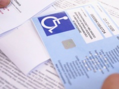 Brakuje kart parkingowych dla niepełnosprawnych. Samorządy biją na alarm