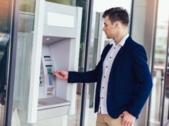 Polacy wycofują gotówkę z banków. Eksperci podali powody