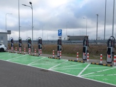 Ponad dwukrotny wzrost w trzy lata. Przy polskich autostradach działa już blisko 500 punktów ładowania