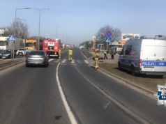77-letni motocyklista uderzył w osobówkę. Kierujący jednośladem trafił do szpitala