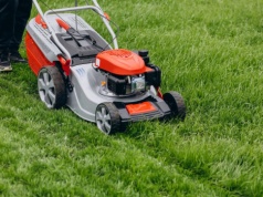 Nie trać czasu na koszenie trawy. Coraz więcej osób stawia na sprzęt, który zrobi to za ciebie