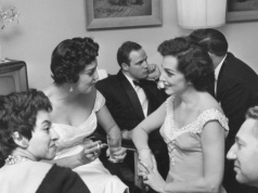 7 zachowań w towarzystwie, które zdradzają twój brak obycia. Poważnie szkodzą twojemu wizerunkowi