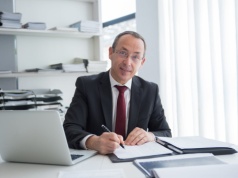 Jak wybrać kancelarię prawną? Poradnik w zakresie oceny doświadczenia i specjalizacji