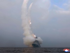Północnokoreański niszczyciel rakietowy Choe Hyon strzela salwą pocisków