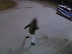 Usłyszeli dziwne odgłosy. Gdy wyjrzeli przed komisariat, nie mogli uwierzyć własnym oczom