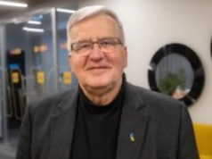 "Zagrywka propagandowa" Komorowski o propozycji "polski SAFE 0 proc."