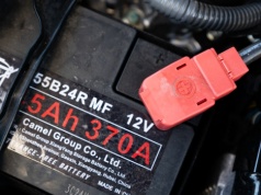 Krótkie trasy wykańczają akumulator 12 V. Wymianę zrobisz sam