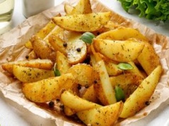 Te pieczone ziemniaki mają chrupiącą skórkę i kremowy środek. Nie trzeba ich nawet wcześniej gotować