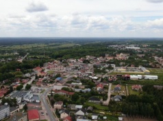 To najdalej wysunięta na zachód miejscowość w regionie radomskim. Pochodzi stąd ceniona architektka