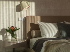 Zagłówki? Już nie. Ten retro detal odmieni sypialnię. 