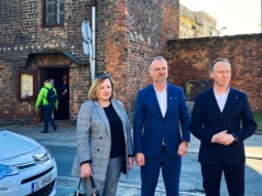 Setka legniczan zwiedziła dziś wnętrza Bramy Chojnowskiej przed remontem